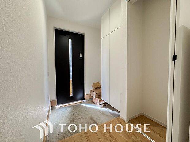 毎日みんなを見送り、そして迎え入れる場所だから。帰りたくなる家をテーマに設計した、自慢の玄関です。