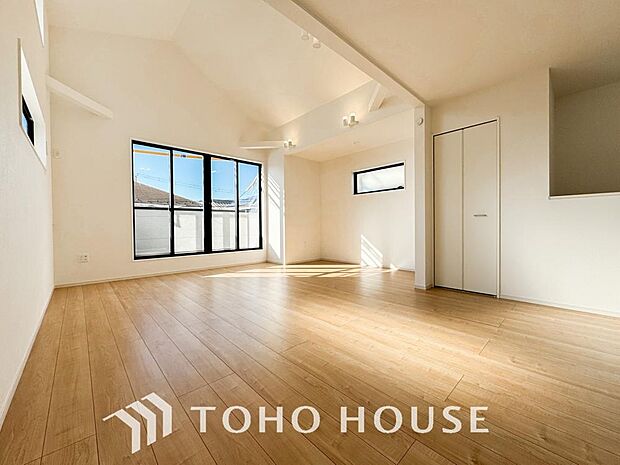 広いLDKでは家族が集まり一緒の時間を過ごせる工夫がされております。