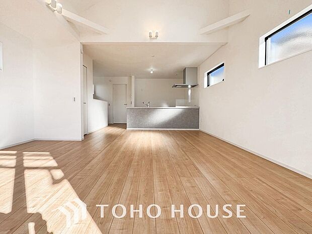 ホワイトナチュラルのテイストが、自然体で過ごせる心地良さ生み出しています。