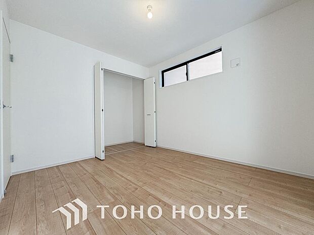 落ち着いたカラーの室内。インテリアやファブリックでお好みのテイストデザインを取り入れて頂けます。