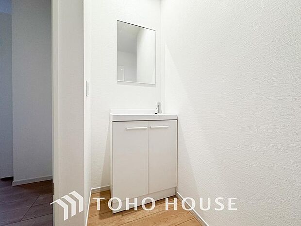 手洗いスペースを設けており、洗面室に行く手間を省くことが出来る嬉しい配慮がされています。