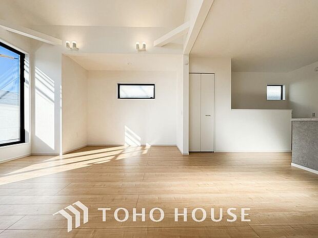 一日の中で多くの時間を過すことになるリビング。爽やかな通風と採光を存分に感じる事が出来る空間です。