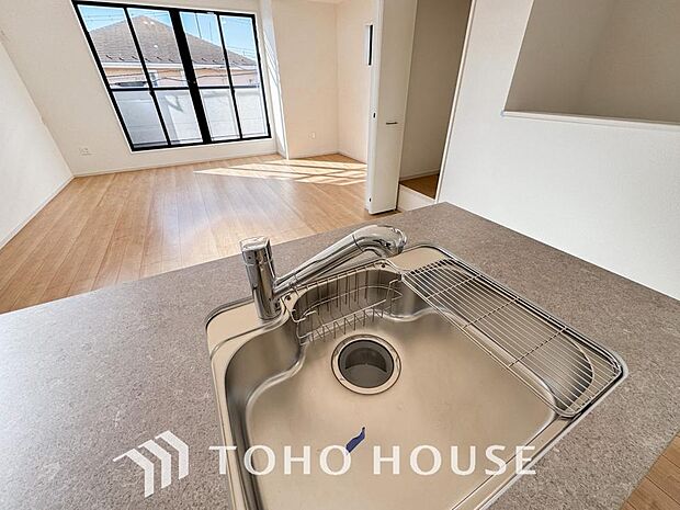 浄水器ボタンひとつで浄水と原水に切り替えられる浄水器一体型水栓を使用。