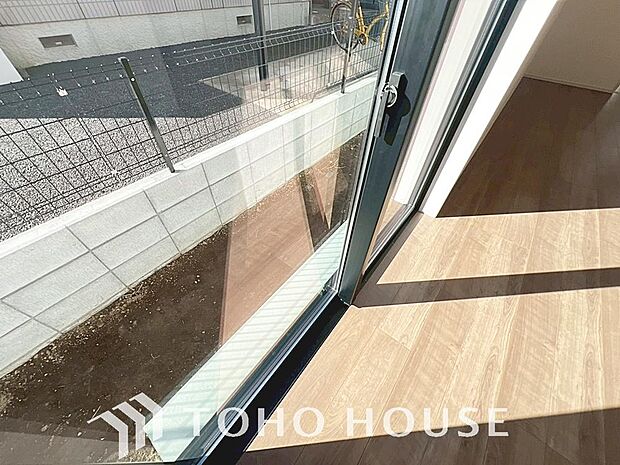 二層のガラスの間に空気層や特殊ガス層を作ることで断熱性能や結露防止効果を高めたサッシを装備してます。