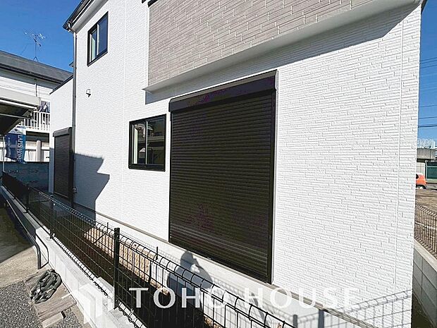 台風などの激しい雨風からお家を守るのはもちろん、空き巣対策などの防犯抑止や防音にも効果を発揮します。