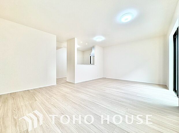 光が注がれる青い空から鮮やかに赤色にゆっくりと染まる。そんな優しい時間がここでは流れてゆく。