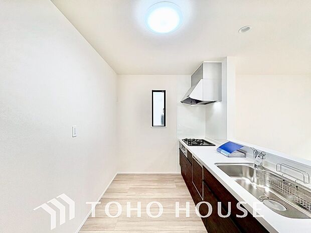 夫婦そろってキッチンに立っても調理がしやすく余裕の広さ。家事をしながら会話も弾みます。