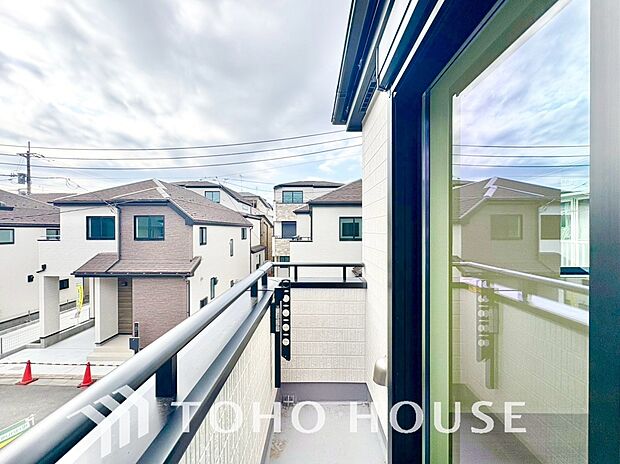 暖かい陽ざしが差込むバルコニーは、晴れた日には、洗濯物が良く乾きます。また、風通しも良好です。