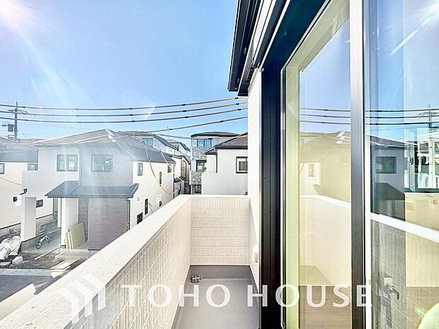 暖かい陽ざしが差込むバルコニーは、晴れた日には、洗濯物が良く乾きます。また、風通しも良好です。
