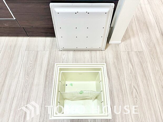 食品ストックや非常食・保存食の保管庫として活用できます。住まいの床下点検口としての役割もあります。