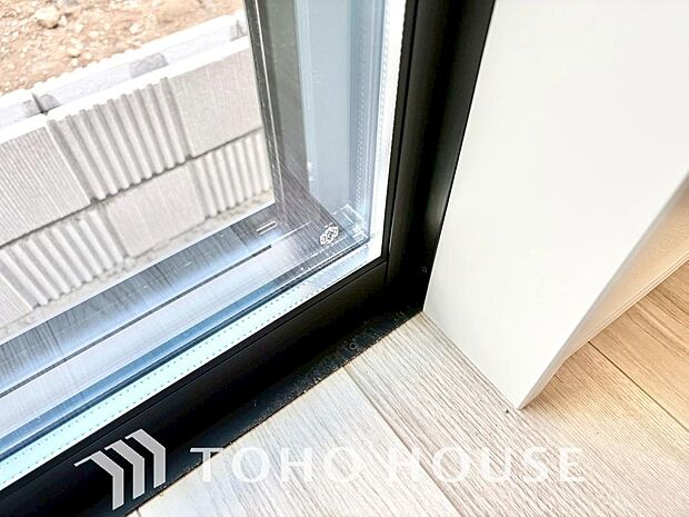 二層のガラスの間に空気層や特殊ガス層を作ることで断熱性能や結露防止効果を高めたサッシを装備してます。