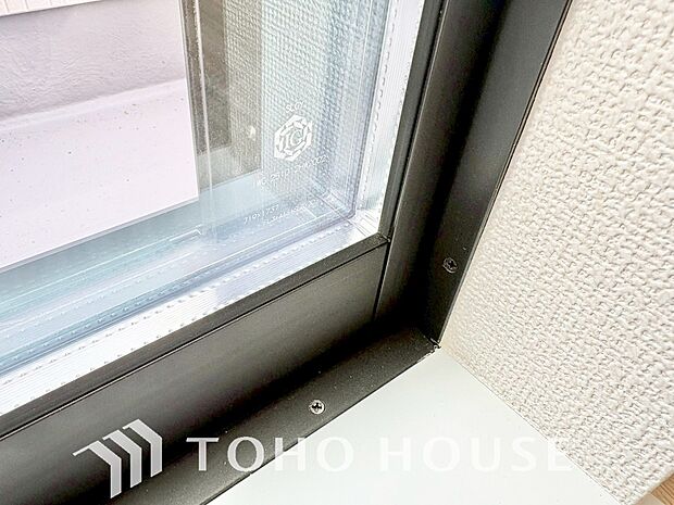 二層のガラスの間に空気層や特殊ガス層を作ることで断熱性能や結露防止効果を高めたサッシを装備してます。