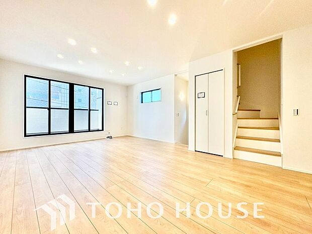 リビングも広く設け、訪れる人々を暖かく迎えてくれます。