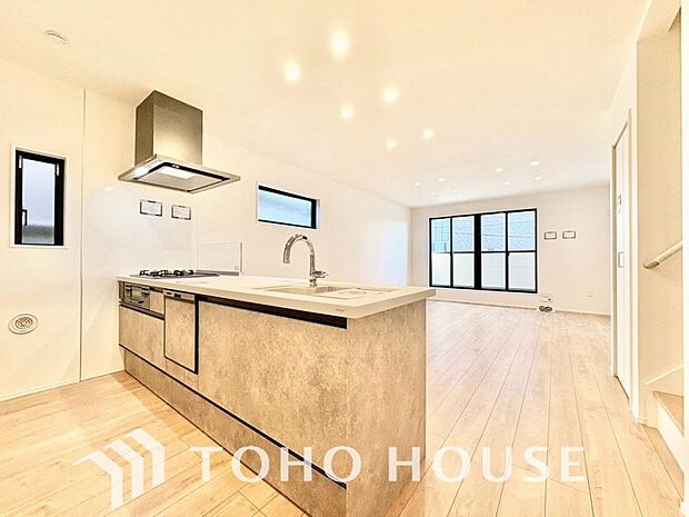 夫婦そろってキッチンに立っても調理がしやすく余裕の広さ。家事をしながら会話も弾みます。