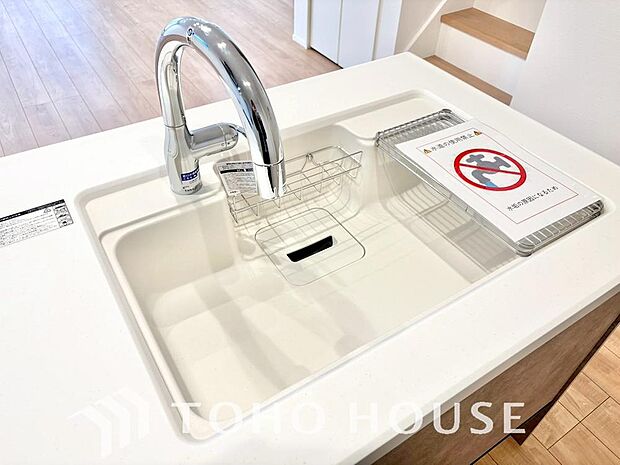 水栓に直接手を触れることなく吐水/止水の切り替えができる便利なタッチレス水栓が標準装備されています。