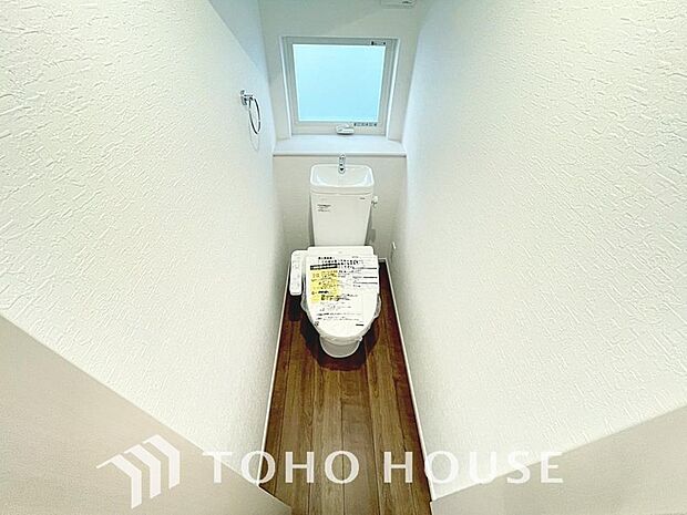 清潔な空間であって頂けますように、目に留まるだけではなく、汚れをふき取り易いフロアと壁紙をチョイス。