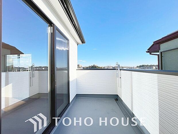 夜空の煌めきや、室内への通風や採光へ一役。ガーデニング等も充分に楽しめる広さを確保しております。