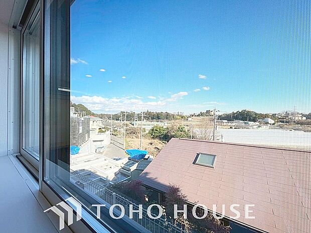 その豊かな眺望にふさわしい空間には、通風・採光にも優れ、心地よい光と風があふれています。