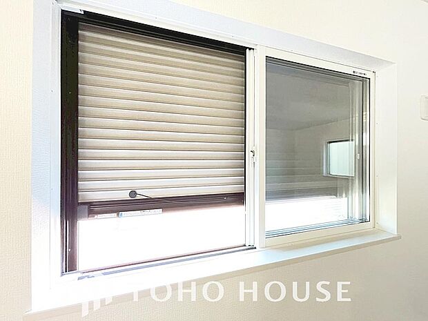 台風などの激しい雨風からお家を守るのはもちろん、空き巣対策などの防犯抑止や防音にも効果を発揮します。