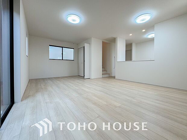 リビングも広く設け、訪れる人々を暖かく迎えてくれます。