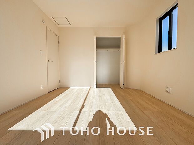 居室にはクローゼットを完備し、自由度の高い家具の配置が叶うシンプルな空間です。
