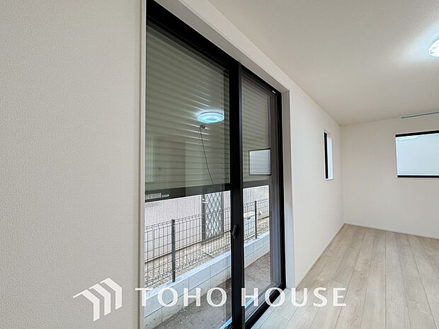 戸建にも防犯機能のシャッターを完備しております。寒い冬でも中から開閉がラクラクな所も便利です。