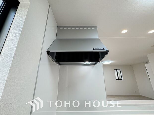 昨今主流のスリムタイプのレンジフード。そのスタイリッシュな見た目から、インテリアとしても高い人気がある型です。また、スリム型の大きなメリットとして、掃除のしやすさがあります。