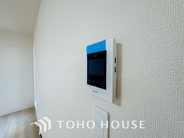 誰が来てもわかる様にモニター付きインターホンを設置。家事導線を考慮した個所に設置し、防犯性と利便性に優れ快適と安らぎを合わせた優しい設計。