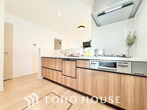 ご家族みんなで調理ができる位のスペースを実現したキッチン空間となっております。