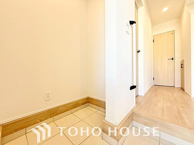 人を迎え入れる最初の場所だからこそ、清潔感が大事。ゆとりあるシューズインクロークも設置しました。