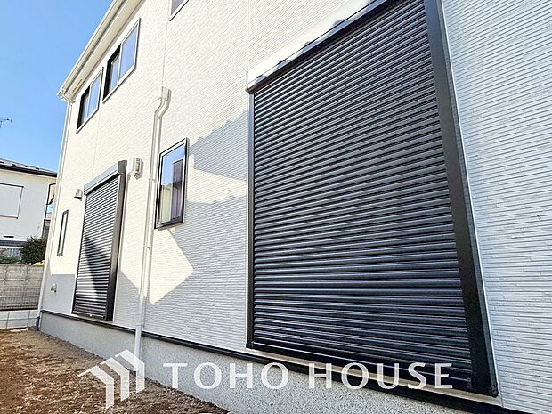 戸建にも防犯機能のシャッターを完備しております。寒い冬でも中から開閉がラクラクな所も便利です。