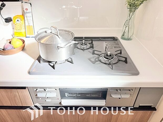 3口コンロは一度に複数のお料理を作ることができるメリットがあります。毎日のキッチンタイムを効率よく。