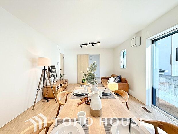 リビングも広く設け、訪れる人々を暖かく迎えてくれます。