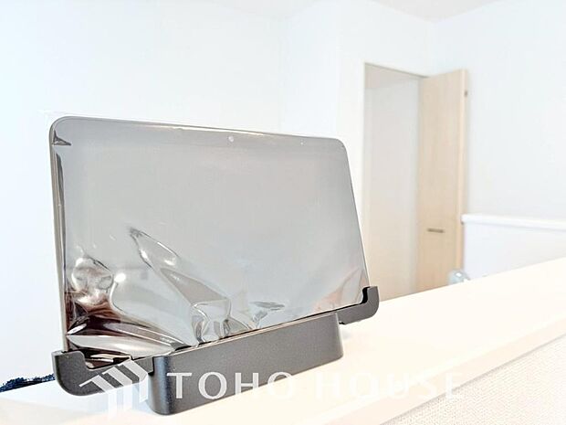 誰が来てもわかる様にモニター付きインターホンを設置。家事導線を考慮した個所に設置し、防犯性と利便性に優れ快適と安らぎを合わせた優しい設計。