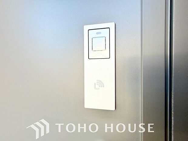 ボタンひとつで鍵の施錠・解錠が出来る設備。防犯対策への意識が高まっている最近では、補助錠として鍵穴のない電子錠を選ぶ方も増えています。