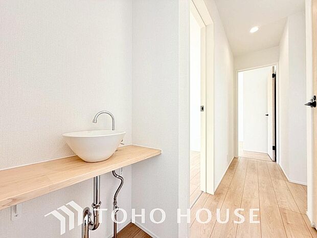 1階と2階に洗面台を設けております。朝の忙しい時間帯など1階と2階共にあると何か重宝致します。