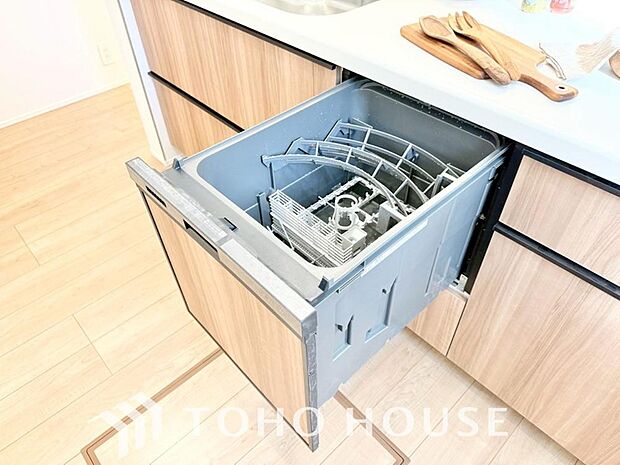 「ビルトインタイプ食器洗乾燥機」通常の手洗いでは使用出来ないほど高温のお湯や高圧水流を使うことにより汚れを効果的に落とすことができる。