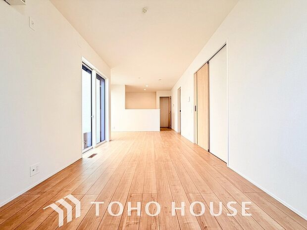 リビングも広く設け、訪れる人々を暖かく迎えてくれます。