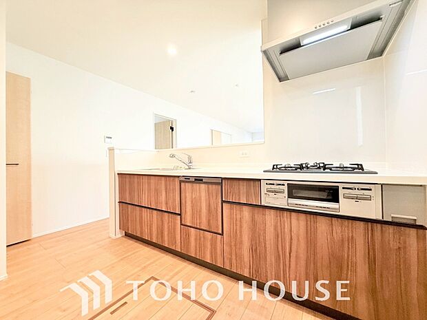 キッチンの収納は、デッドスペースになりやすい箇所を有効活用できる、スライド式収納を採用しました。