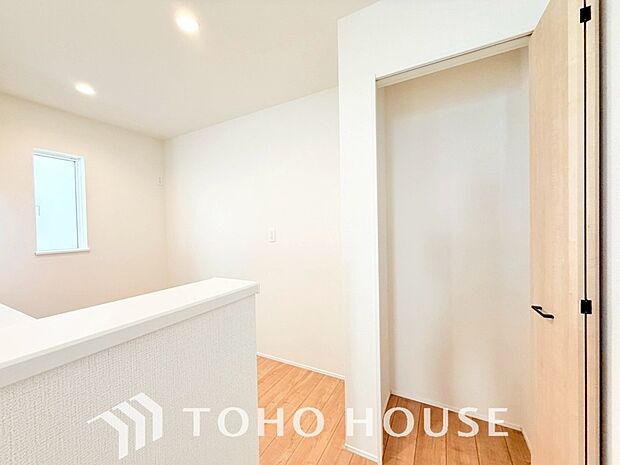 奥行きあるクローゼットを採用。衣装ケースや、掃除機といった物を収納できるような造りになっております。