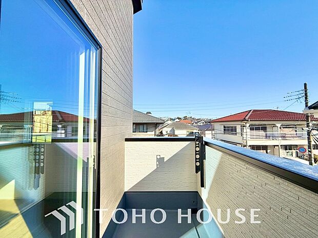 暖かい陽ざしが差込むバルコニーは、晴れた日には、洗濯物が良く乾きます。また、風通しも良好です。