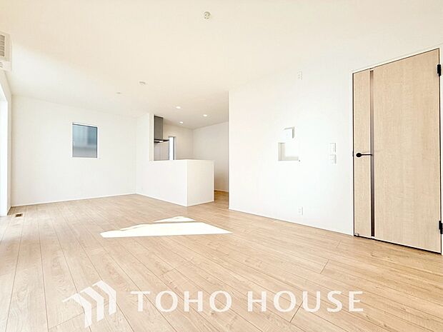 リビングも広く設け、訪れる人々を暖かく迎えてくれます。