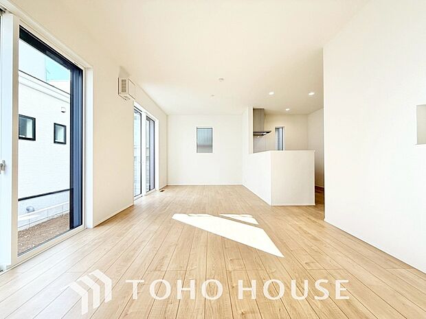 光が注がれる青い空から鮮やかに赤色にゆっくりと染まる。そんな優しい時間がここでは流れてゆく。