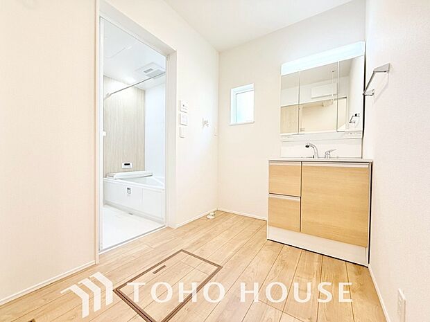 手で洗いたい大切な服など、広く使えると助かる洗面台は汚れの付きにくい形状と素材で造られております。