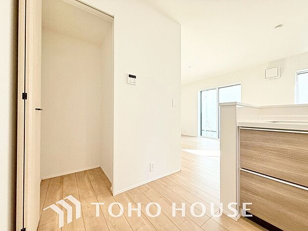 少しでも空いているスペースを収納にすることで、無駄のない空間を演出しております。