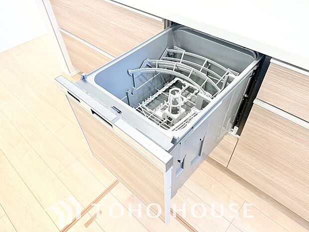 ビルトイン食器洗浄乾燥機付きのシステムキッチン。毎日の家事負担を軽減する嬉しい設備です。