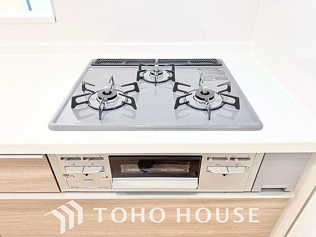 3口コンロは一度に複数のお料理を作ることができるメリットがあります。毎日のキッチンタイムを効率よく。