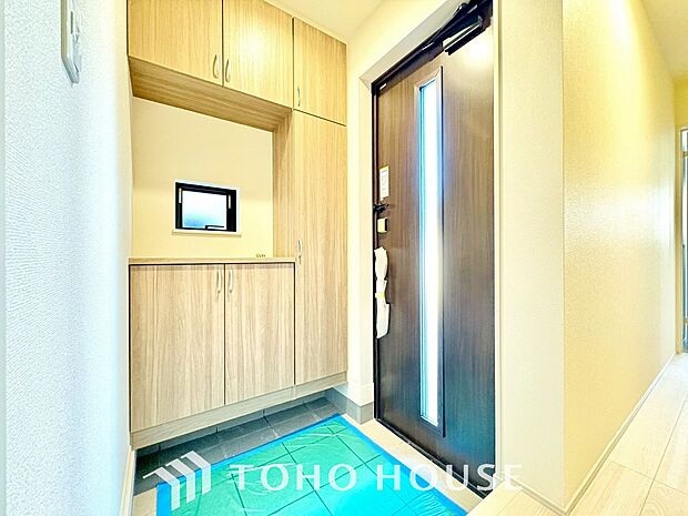 毎日みんなを見送り、そして迎え入れる場所だから。帰りたくなる家をテーマに設計した、自慢の玄関です。