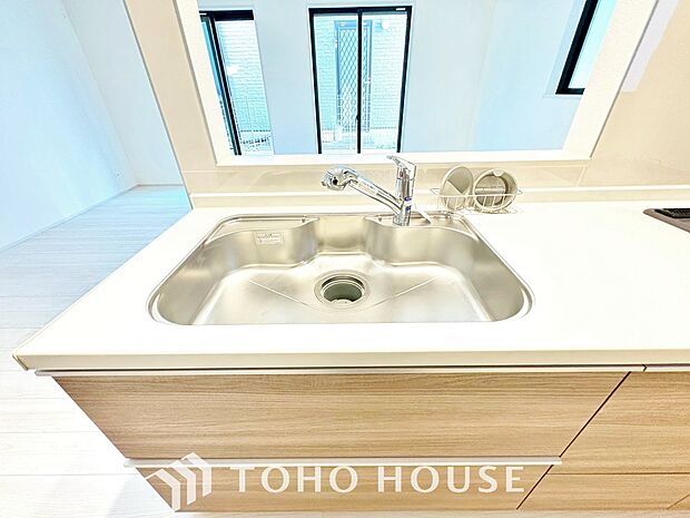 浄水器ボタンひとつで浄水と原水に切り替えられる浄水器一体型水栓を使用。