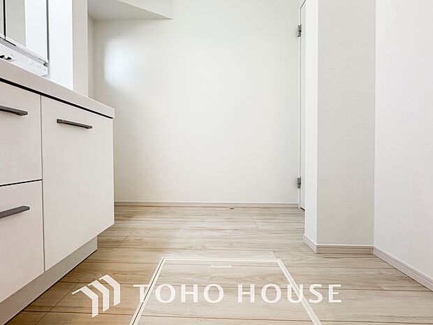 身だしなみのチェックがしやすい大きな鏡、下には収納がたっぷり。スッキリとした空間を演出いたします。